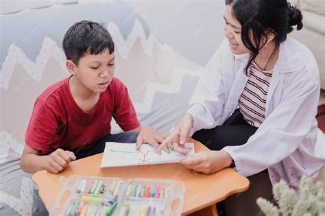 Sesión de terapia infantil con un psicólogo