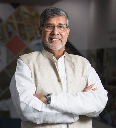 Foto de Kailash Satyarthi dirigiéndose a un foro o comisión