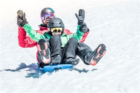 Fotografía de una anciana irlandesa en un trineo en la nieve