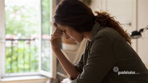 Infografía que compara las consecuencias de solicitar el cese vs. no hacerlo, destacando la acumulación de deuda y el Registro de Deudores.