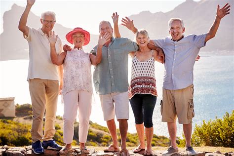 Foto de una pareja jubilada sonriendo, disfrutando de un viaje o una actividad de ocio