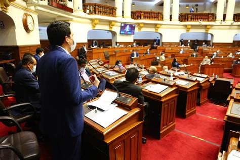 Fotografía de un debate legislativo en el parlamento