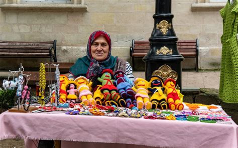 Foto de artesanías hechas a mano en un mercado