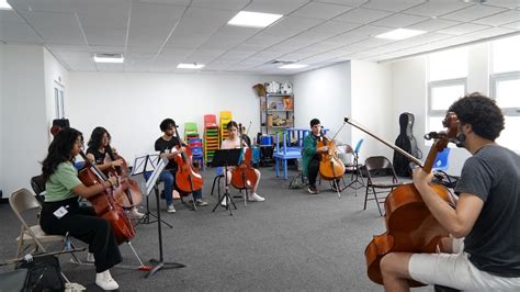 Foto de jóvenes participando en talleres de música o arte en un entorno de rehabilitación/cuidado