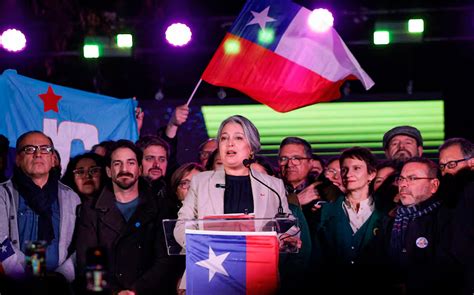 Imagen de la ministra Jeannette Jara y el ministro Mario Marcel celebrando la aprobación de la reforma previsional en el Senado.