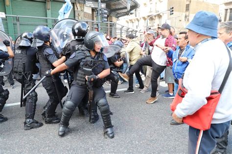 Foto de la represión policial con gases lacrimógenos y camiones hidrantes durante la marcha en el Congreso.