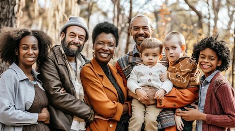 Familia multigeneracional compartiendo un momento feliz en el hogar
