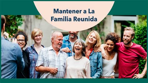 Una familia reunida con profesionales de la salud, discutiendo el plan de cuidado para un adulto mayor