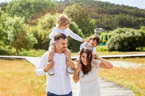 Fotografía de una familia siendo acompañada por un profesional