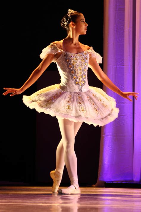 Foto de una anciana bailarina de ballet realizando un movimiento con elegancia