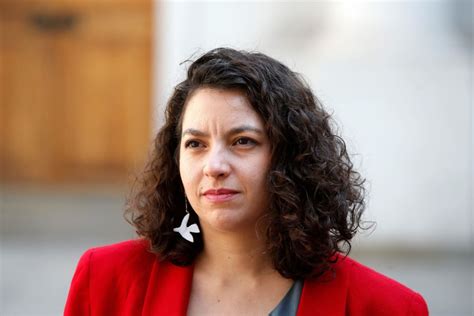 Fotografía de la ministra Javiera Toro y la directora de SENAMA Claudia Asmad en un evento relacionado con adultos mayores.