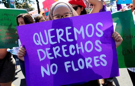 Foto de una mujer defendiendo los derechos de la mujer en Kenia