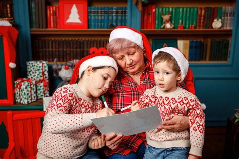 Foto de grupo de abuelas cuidadoras con sus nietos