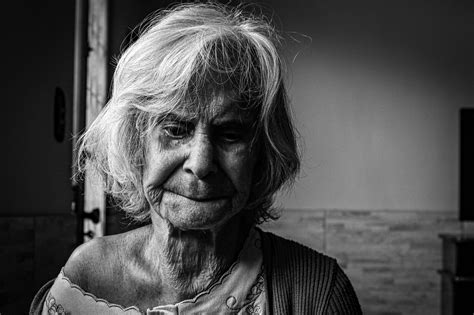Foto artística de una mujer anciana con una expresión de sabiduría y serenidad