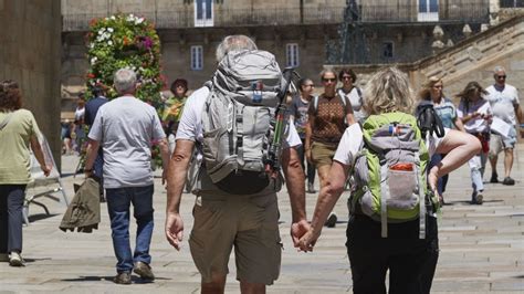 Fotografía de peregrinos caminando hacia un santuario o basílica