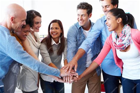 Foto de personas colaborando en una actividad comunitaria