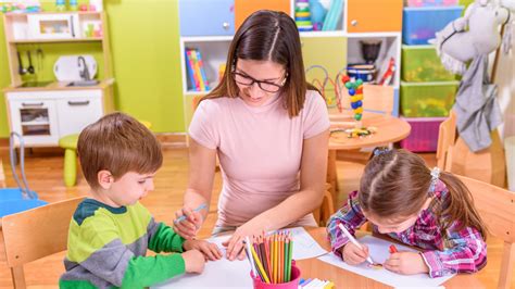 Ilustración de un niño autista con el apoyo de una maestra sombra en un aula inclusiva
