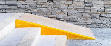 Fotografía que muestra un ejemplo de barrera física, como una escalera sin rampa, dificultando el acceso.