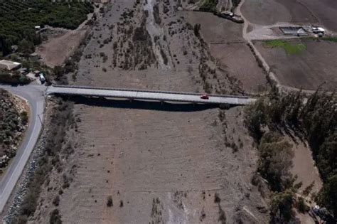 foto del río Petorca seco o camiones aljibe en Petorca