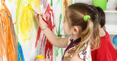 Foto de un taller de pintura con pincel, mostrando la concentración y creatividad de los participantes