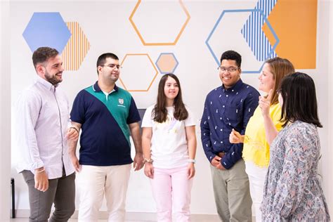 Foto de jóvenes con discapacidad intelectual estampando diseños artísticos en camisetas