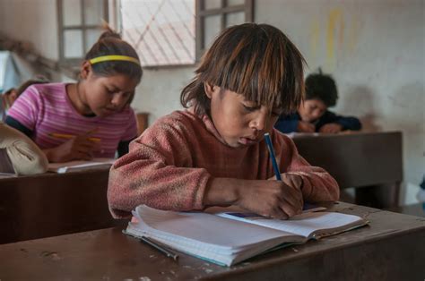 Foto: Jóvenes estudiantes en un contexto rural o de vulnerabilidad