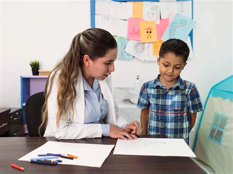 Ilustración de niños recibiendo apoyo psicológico y educativo