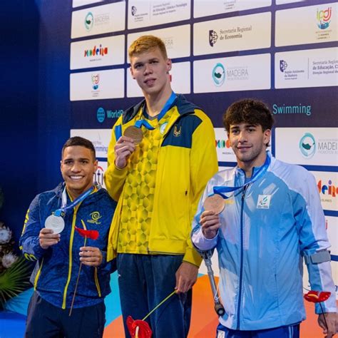 Foto de Nicole Frank en el podio de una competencia de natación
