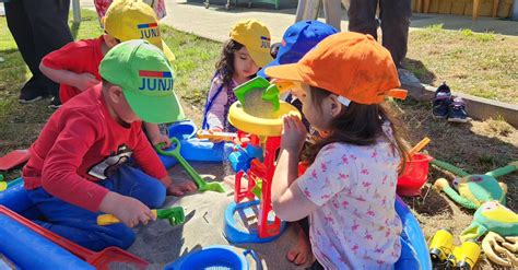 Fotografía: Personal de jardín infantil JUNJI realizando actividades con niños