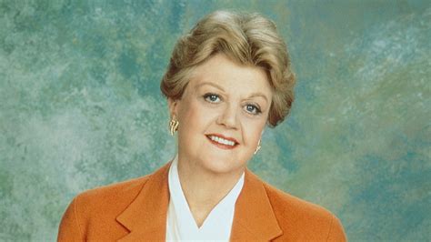 Retrato promocional de Angela Lansbury en su papel de Jessica Fletcher, caracterizada por su elegancia clásica y mirada perspicaz.