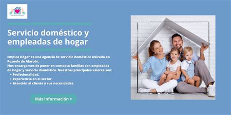 Familia recibiendo a una empleada del hogar con una sonrisa
