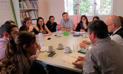 Foto de un grupo de padres adoptivos en una reunión de apoyo