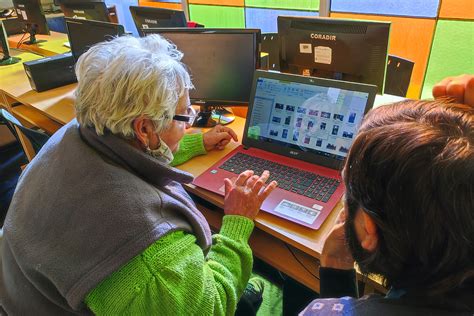 Esquema de programas de inclusión digital para adultos mayores