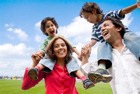 Familia feliz con niños y cuidadora