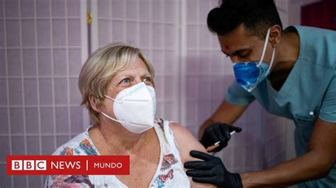 Foto de Blanca Ligia Franco recibiendo la vacuna contra el COVID-19