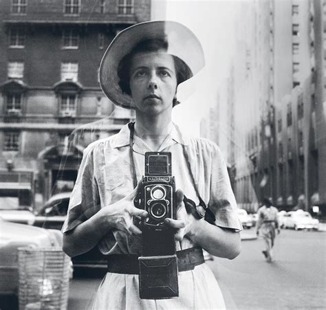Retrato de Vivian Maier con su cámara en la calle
