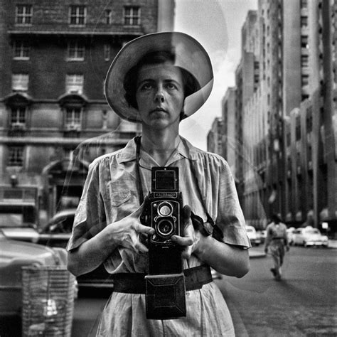 Fotografía de calle vibrante capturada por Vivian Maier