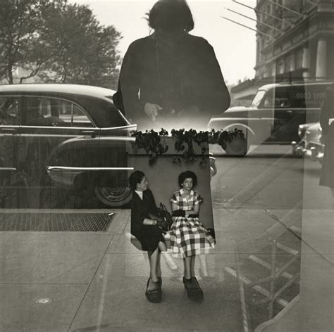 Autorretrato de Vivian Maier a través de un reflejo en la calle