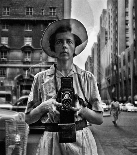 Fotografía de un cartel de exposición de Vivian Maier