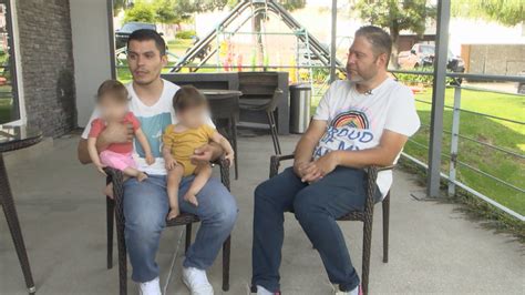 Pareja homoparental abrazando a sus hijos