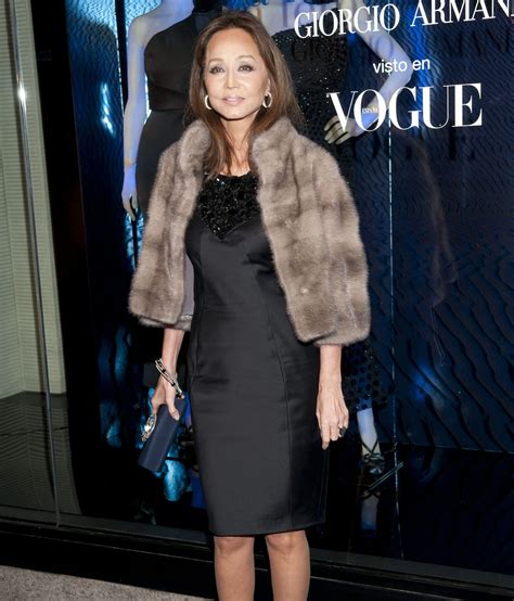 Isabel Preysler con un abrigo de piel en un evento