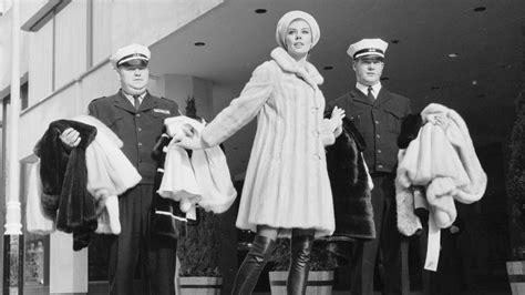 Modelo Pip Billington con un abrigo de visón (1970)
