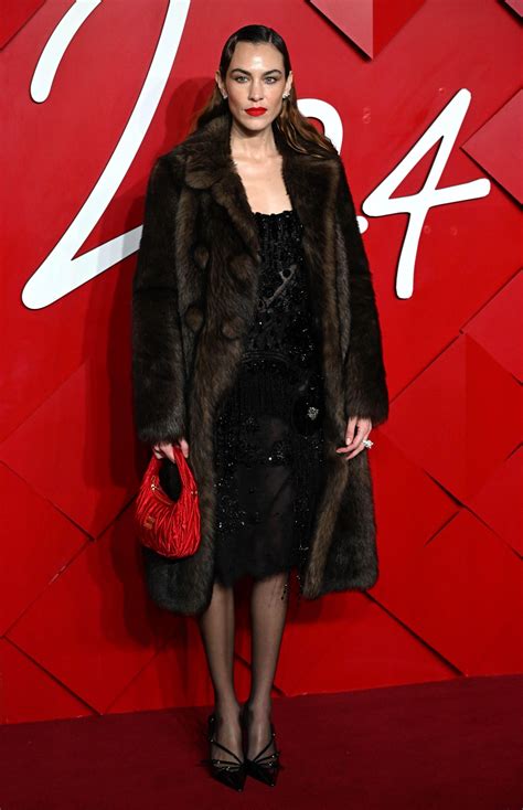 Alexa Chung en los Fashion Awards 2024 con un abrigo de visón Miu Miu