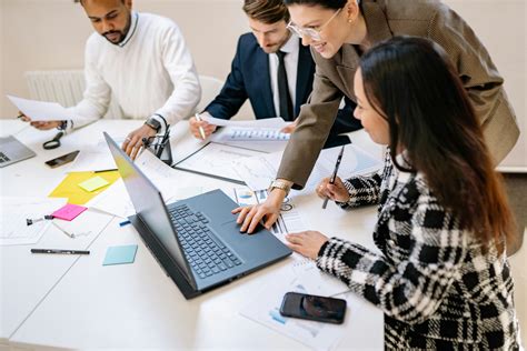 Foto de personas resolviendo problemas en equipo en un ambiente de oficina moderno.