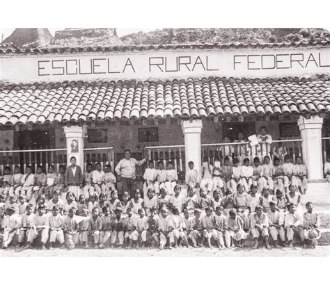 Foto histórica de una escuela rural y un grupo de docentes
