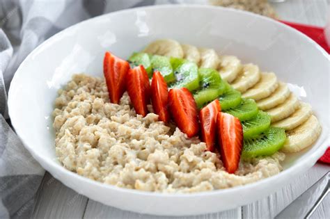 Foto de kasha (gachas de cereales) con frutas y mantequilla