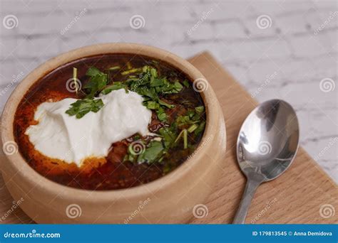 Fotografía de un bol de borsch con crema agria