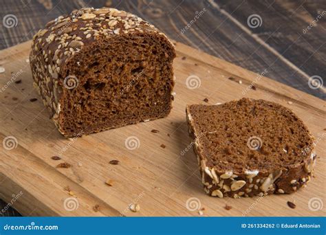 Pan de centeno tradicional ruso sobre una tabla de madera