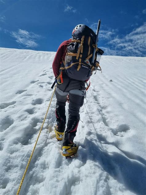 Foto de persona mayor haciendo deporte o alpinismo
