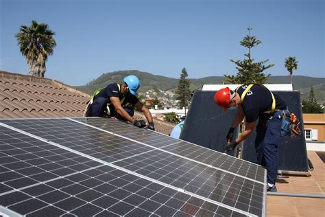 Ilustración de un trabajador realizando la instalación de paneles solares en un tejado, con elementos de seguridad visibles.